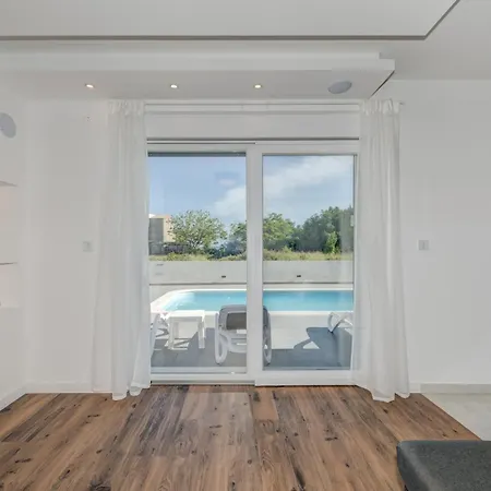 Zlatne Niti With Heated Pool *