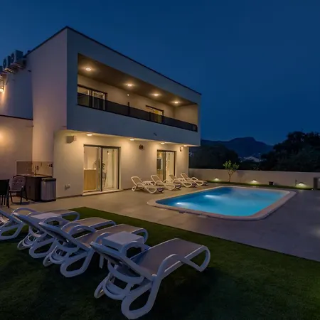 Zlatne Niti With Heated Pool Kaštela