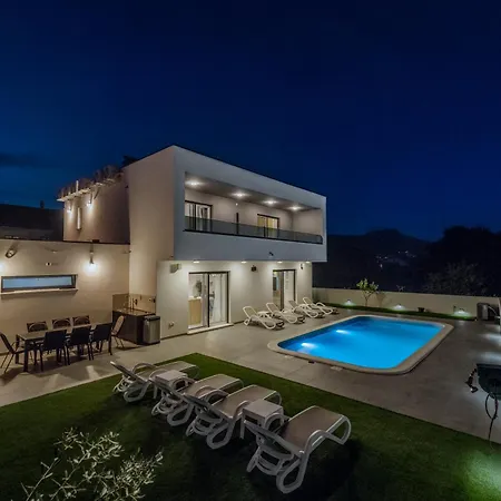 Zlatne Niti With Heated Pool Kaštela